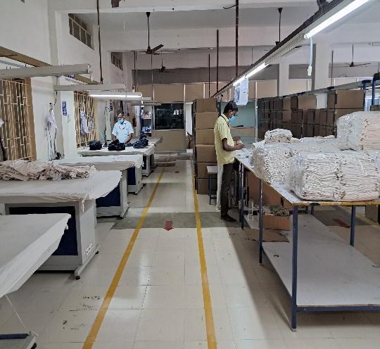 Sewing floor with rows of stitching machines